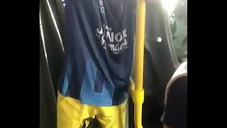 Boy no ônibus com a mala marcando