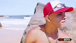 Mega orgia dos novinhos na praia&excl;